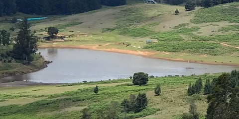 ”குளத்தை தூர்வார அதிமுகவினர் முட்டுக்கட்டை போடுகின்றனர்” : கிராம மக்கள் புகார்