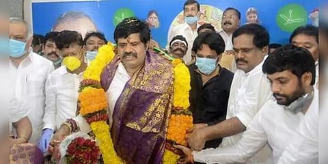 தனிமனித இடைவெளியின்றி கூட்ட நெருக்கடி : ஆந்திர அமைச்சரின் கொண்டாட்டம்..!