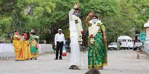 இ-பாஸ் கிடைக்கவில்லை: இரு மாநில எல்லையில் ஜோராக நடைபெற்ற கல்யாணம்..!