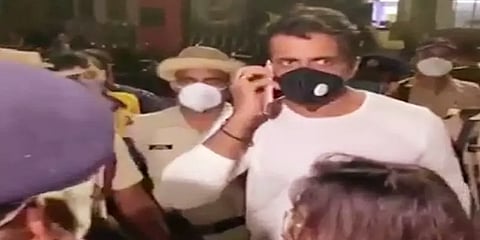 மும்பை ரயில்நிலைய அதிகாரிகளால் தடுத்து நிறுத்தப்பட்ட நடிகர் சோனு சூட்