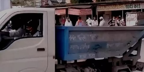 சாலையில் மயங்கி உயிரிழந்த நபர் -உடலை குப்பை வண்டியில் எடுத்துச் சென்ற மாநகராட்சி ஊழியர்கள்