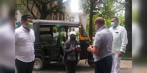 கொரோனாவிலிருந்து மீண்டவருக்காக 8 மணிநேரம் ஆட்டோ ஓட்டிய ஓட்டுநர்! - 1 லட்சம் பரிசு