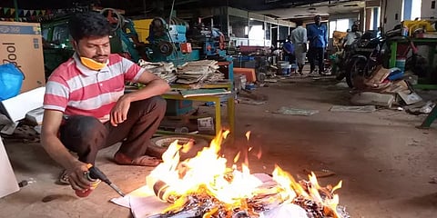 அங்கீகாரம் கிடைக்காததால் விரக்தி: விருதுகளை தீயிட்டு கொளுத்திய மயிலாடுதுறை விஞ்ஞானி