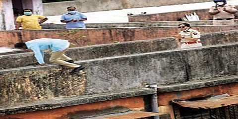 “இன்னும் திருமணம் ஆகவில்லை ”: மூன்று மாடிக் கட்டடத்தில் இருந்து தற்கொலைக்கு முயன்ற காவலர்