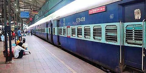 பயணிகளின் உடல் வெப்பத்தை கண்டறிய ரயில் நிலையங்களில் இரண்டு அடுக்கு தெர்மல் கேமரா..!