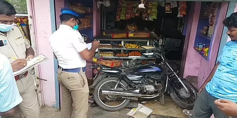 சென்னை: தாறுமாறாக காரை ஓட்டிய சிறுவன்; கடைக்குள் புகுந்து ஒருவருக்கு கால் முறிவு