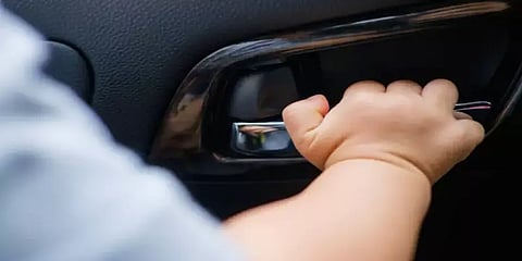 காருக்குள் விளையாடியபோது 'லாக்' ஆன கதவு: மூச்சுத்திணறி 2 சிறுவர்கள் உயிரிழப்பு