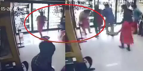 இப்படியும் மரணமா?: வங்கியின் கண்ணாடி கதவைக் கவனிக்காமல் மோதிய பெண் உயிரிழப்பு!!