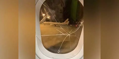 வாழ்வில் சோகம்.. விரக்தியில் ஜன்னலை உடைத்த பெண் பயணி: விமானத்தில் பரபரப்பு