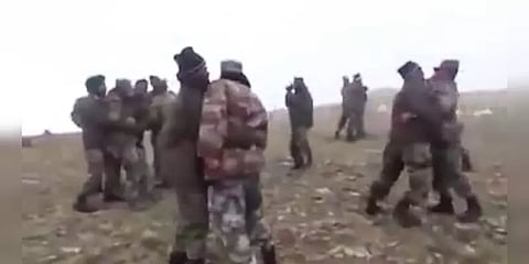 கைகள், கற்களால் தாக்கிக் கொண்ட இந்திய - சீன வீரர்கள்: திடீர் மோதலால் எல்லையில் பதற்றம்