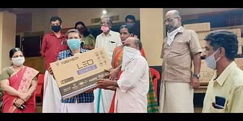 பள்ளியில் பாடம் நடத்த இலவசமாக 26 டிவிகள் : உதவிய முன்னாள் மாணவருக்கு குவியும் பாராட்டு