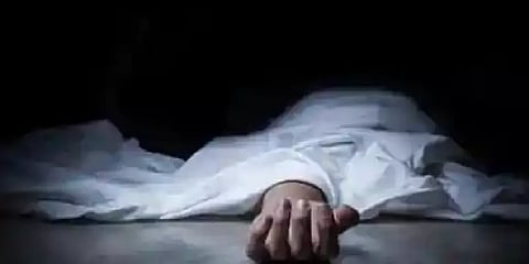 ஆற்று மணல் ஏற்றி வந்த லாரி மோதி கிராம நிர்வாக உதவியாளர் உயிரிழப்பு!!