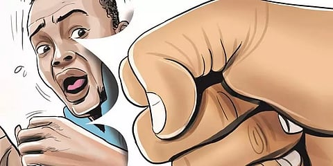 திருமணமான பெண்ணுடன் நெருக்கம் - இளைஞரை சிறுநீர் குடிக்க வைத்த கும்பல்!