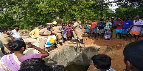 தண்ணீர் தொட்டியில் விழுந்த 10 அடி நீளமுள்ள பாம்பு உயிருடன் மீட்பு