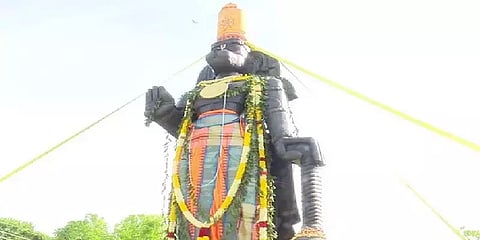 45 டன் எடை.. 25 அடி உயரம்.. அமெரிக்காவில் நிறுவப்பட்ட பிரம்மாண்ட அனுமன் சிலை..!