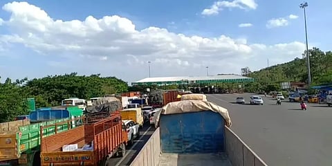 சென்னையிலிருந்து வெளியேறும் மக்கள் : செங்கல்பட்டு சுங்கச் சாவடியில் நெரிசல்