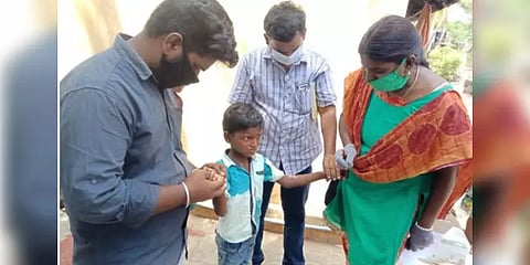 சிறுவனுக்கு கையில் சூடு வைத்த தாய் : விசாரணையில் வெளிவந்த அதிர்ச்சி..!