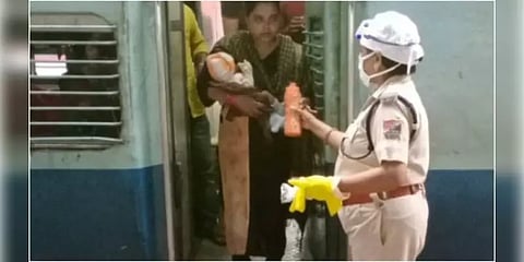 ரயிலில் பால் இன்றி தவித்த குழந்தை - துரிதமாக வாங்கிக்கொடுத்த காவல் அதிகாரி