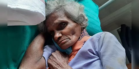 கைவிட்ட மகள்கள்.. சாலையில் மயங்கி விழுந்த மூதாட்டி - மருத்துவமனையில் மரணம்..!