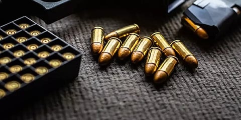 தோட்டாக்கள் இருந்ததால் அச்சம் - கொள்ளையடித்த பொருட்களை வீசிவிட்டு ஓடிய கொள்ளையர்கள்!!