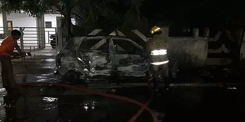 சென்னையில் தீ பிடித்து எரியும் வீட்டின் முன்பு நிறுத்தப்படும் வாகனங்கள் - போலீசார் விசாரணை