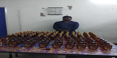 காரில் மதுபானம் கடத்திய வழக்கறிஞர் உட்பட 2 பேர் கைது