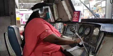 கொரோனா பரவலுக்கு இடையே ரயிலை ஓட்டிய பெண் ஊழியர் : குவியும் பாராட்டுக்கள்