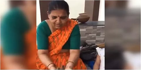 அஞ்சாங்கல் ஆட்டம் ஆடி பேத்தியை உற்சாகப்படுத்திய பாட்டி - வைரல் வீடியோ