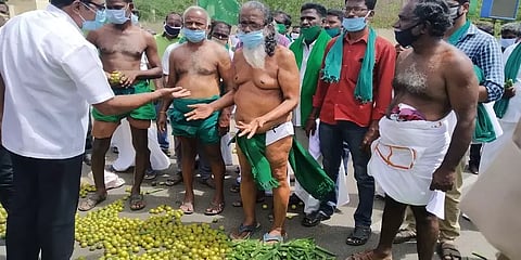 “காய்கறிகளுக்கு உரிய விலை கிடைக்கவில்லை”- திருச்சியில் விவசாயிகள் அரை நிர்வாண போராட்டம்