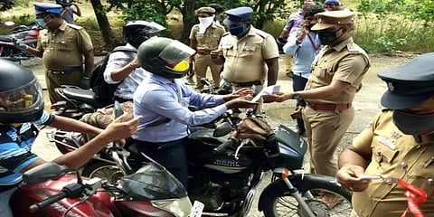 முழு ஊரடங்கு வாகனச் சோதனை: சிக்கிய ரூ.17 லட்சம் ஹவாலா பணம்