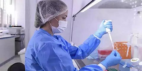 மகனுக்கு திருமணம் செய்துவைத்த தலைமை ஆசிரியை: விருந்தில் பங்கேற்றவர்களுக்கு கொரோனா