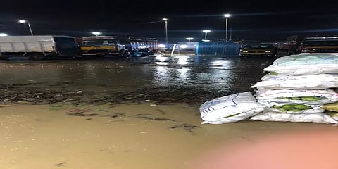 முழுவதும் மழைநீர் தேங்கிய திருமழிசை சந்தை: வியாபாரிகள் அவதி