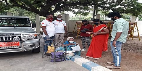 வலுக்கட்டாயமாக வெளியேற்றப்பட்ட மூதாட்டி - உதவிக்கரம் நீட்டிய ரெட் கிராஸ் அமைப்பு