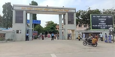 கொரோனா சிறப்பு வார்டில் படுக்கைகள் இல்லாதநிலை - வேலூர் அரசு மருத்துவமனையில் அவலம்