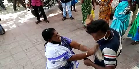 அத்துமீறி நடந்து கொண்ட நபர் - செருப்பால் அடித்து போலீசில் ஒப்படைத்த பெண்