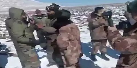 இந்தியச் சீன வீரர்களிடையேயான மோதல் தொடர்பாக வைரல் ஆகும் வீடியோ - உண்மை என்ன?