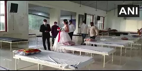 மகாராஷ்டிரா : கொரோனா மையத்திற்கு 50 படுக்கைகளை நன்கொடையாக வழங்கிய புதுமணத் தம்பதி