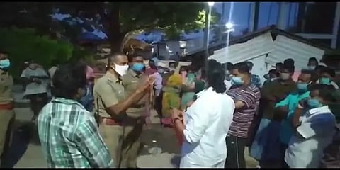 கொரோனா பீதி - உயிரிழந்த சாமியார் உடலை அடக்கம் செய்ய பொதுமக்கள் எதிர்ப்பு