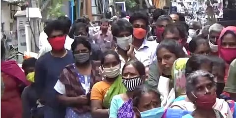 வீட்டிற்கு வராமல் வீதிக்கு வரும் ரூ.1000 : கூட்டமாக குவியும் மக்களால் கூடுமா கொரோனா..?