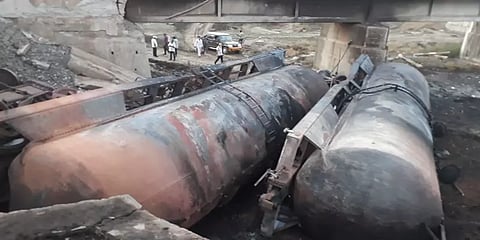 சென்னைக்கு கச்சா எண்ணெய் ஏற்றி வந்த சரக்கு ரயில் தடம்புரண்டு விபத்து !