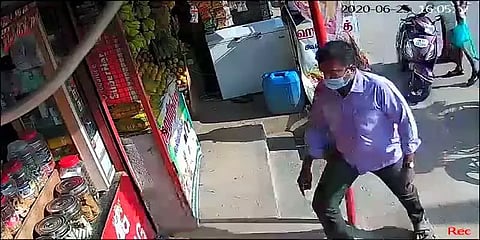 வியாபாரி எடை இயந்திரத்தைத் தூக்கி வீசிய காவலர் ஆயுதப்படைக்கு மாற்றம்