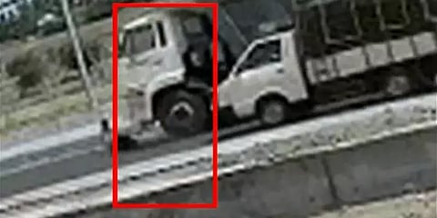 லாரி முன் பாய்ந்து தற்கொலை செய்து கொண்ட நபர்! - சிசிடிவியில் அம்பலம்