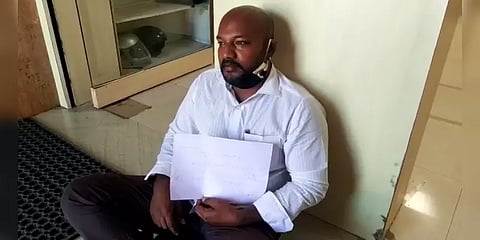 “வாழ்வாதாரம் இல்லை, சேமிப்பு திட்டப் பணத்தைக் கொடுங்க” - வங்கி முன் போராடிய நபர்..!