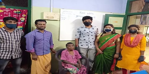 ஆதரவு இல்லாமல் வீதியில் தவித்த மூதாட்டி - மீட்டு முகாமில் சேர்ந்த இளைஞர்கள்