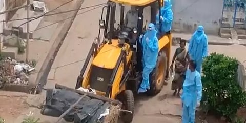 கொரோனா அச்சத்தால் பொக்லைன் மூலம் புதைக்கப்பட்ட 70வயது முதியவர் சடலம்!