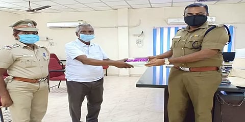 கீழே கிடந்த 2 பவுன் தங்கச் சங்கிலியைக் காவல்நிலையத்தில் ஒப்படைத்த முதியவர்