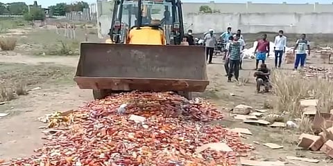 20ஆயிரம் மது பாட்டில்கள் ஜேசிபி இயந்திரம் மூலம் அழித்த காவல்துறை!