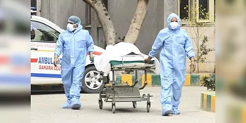 குளியலறையில் விழுந்து உயிரிழந்த காவல்துறை அதிகாரி: சோதனையில் கொரோனா உறுதி