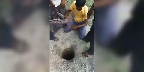 ஆழ்துளை கிணற்றில் விழுந்த ஆடு, தலைகீழாக சென்று மீட்கும் இளைஞர்: வைரலாகும் பழைய வீடியோ