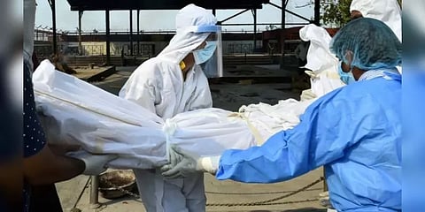 ஆக்ஸிஜன் இல்லாததால் இறந்த கொரோனா நோயாளி.. - ‘பை.. பை அப்பா’ சொன்ன கொடூர வீடியோ